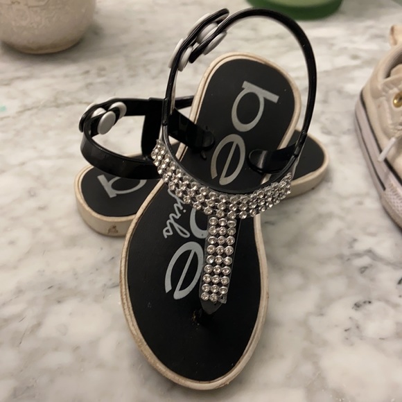 Flip flops with rhinestone detail - Picture 4 of 4
